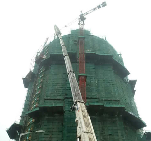 平湖吊车在工地上作业